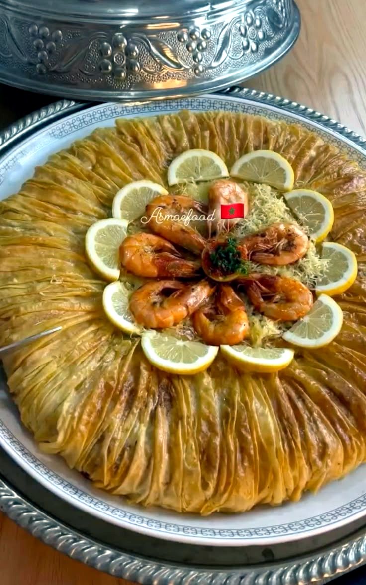 Bastilla dorée décorée de citron et crevettes