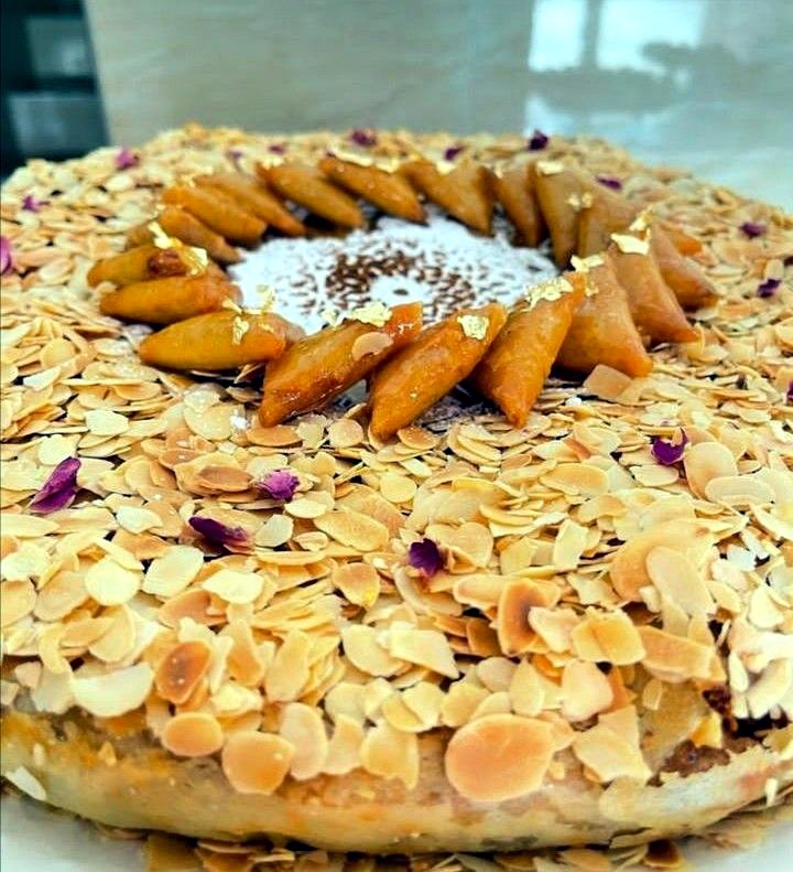 Bastilla marocaine aux amandes et briouates dorées