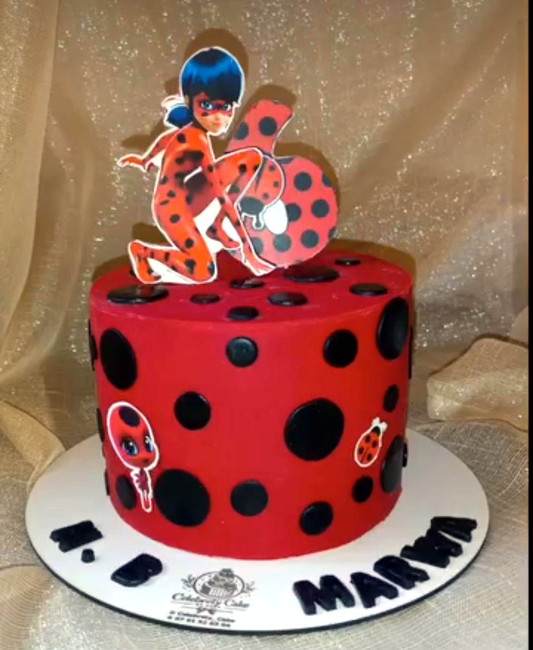 Gâteau Miraculous Ladybug rouge à pois